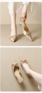 Dettaglio ravvicinato delle slingback a punta albicocca con fiocco elegante e tacco sottile