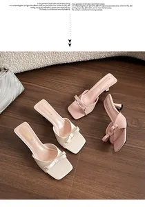 Detalle de sandalias de tacón alto con punta cuadrada y elegante lazo frontal