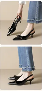 Dettaglio del sandalo slingback a punta con tacco basso, fiocco raffinato e finitura lucida