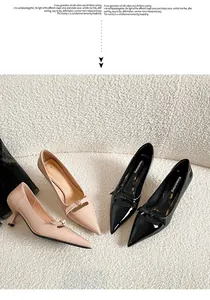 Détail d'escarpins à bout pointu avec nœud découpé en cuir verni beige et noir brillant