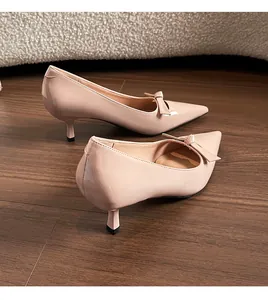 Vue détaillée d'escarpins pointus rose nude en cuir verni brillant avec un joli nœud chic