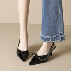 Décolleté a punta stile francese con decorazione a fiocco e design laterale vuoto