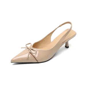 Eleganti décolleté slingback a punta in vernice beige con tacco a spillo e fiocco