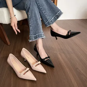 Escarpins élégants à bout pointu pour femmes avec nœud et finition en cuir verni brillant