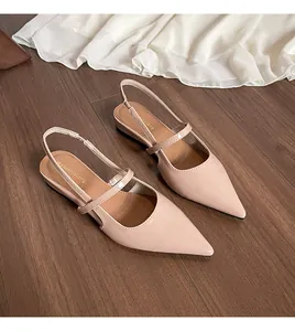 Ballerine a punta beige nude in vernice con eleganti cinturini incrociati
