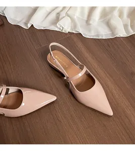 Vista dall'alto di eleganti scarpe basse slingback rosa nude a punta su legno