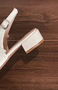 Vue détaillée du talon bloc et de la boucle réglable sur ces escarpins beige crème