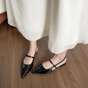 Eleganti scarpe basse a punta in vernice nera con cinturino sul tallone