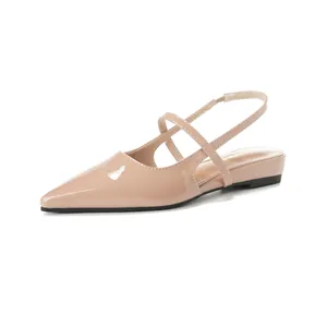 Eleganti sandali bassi a punta in vernice beige con cinturino posteriore sottile