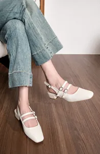 Gros plan de chaussures Mary Jane beige à bride arrière avec petits talons et bout carré