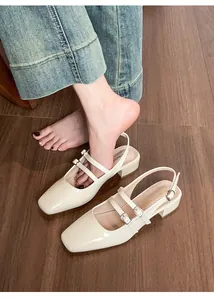 Détail de chaussures Mary Jane en cuir verni crème avec double bride et bout carré rétro