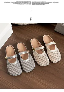 Dettaglio delle pantofole a rete argento e beige con decorazioni in perline dorate