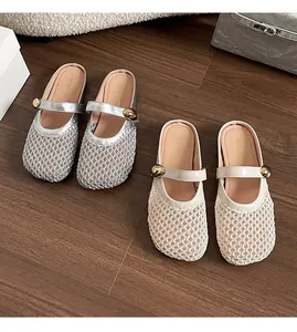 Dettaglio di sabot in mesh argento e pantofole in maglia crema con cinturini dorati