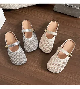 Dettaglio dei sabot Mary Jane in rete argento e beige con fibbie a sfera dorate