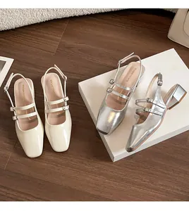 Détails des escarpins Mary Jane à bout carré en blanc crème et argenté chic