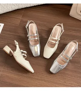 Vue détaillée d'escarpins Mary Jane à bout carré avec doubles brides et talons blocs