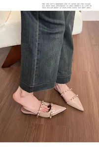 Zapatos planos destalonados en charol rosa pálido con tachuelas cuadradas doradas