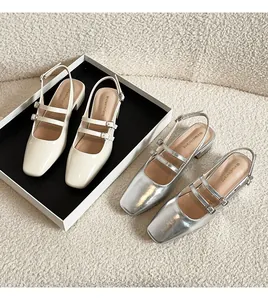 Détail de chaussures Mary Jane slingback à bout carré en beige et argent à brides