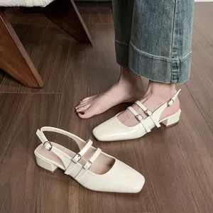 Sandales Mary Jane élégantes en cuir verni crème avec bout carré et petit talon bloc
