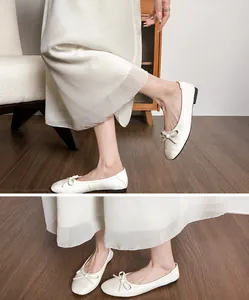 Detalle de bailarinas con punta cuadrada, lazo decorativo y textura de cuero suave