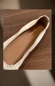Dettaglio della fodera in microfibra traspirante e soletta in lattice in ballerine piatte