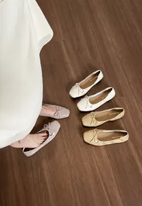 Detailansicht von Ballerinas mit quadratischer Spitze und Schleifen in verschiedenen Farben