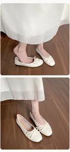 Detalle de bailarinas crema con punta cuadrada, parte superior texturizada y lazo