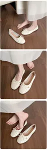 Detalle de bailarinas de punta cuadrada con textura acolchada crema y lazo