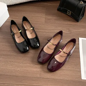 Klassieke Mary Jane schoenen met vierkante neus in glanzend zwart en bordeauxrood lakleer