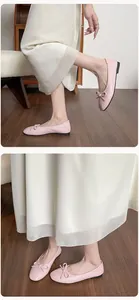 Primer plano de bailarinas rosas de punta cuadrada con textura de relieve y lazo decorativo