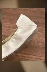 Detailansicht der cremefarbenen Ballerinas mit Karree-Zehenpartie und Schleifendetail