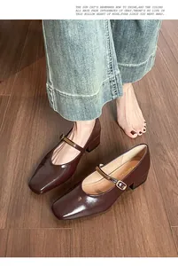Detail von weinroten Mary-Jane-Schuhen aus Lackleder mit eckiger Zehenpartie und Schnalle
