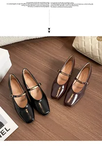 Details von Mary Jane Schuhen mit Karree-Zehenpartie aus schwarzem und burgunder Lackleder