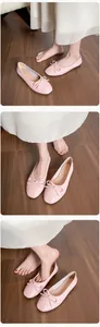 Detalle de bailarinas rosa con punta cuadrada y decoración de lazo de alta calidad