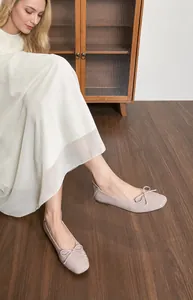 Nahaufnahme der Ballerinas mit eckiger Zehenpartie und Schleife aus Lackleder in Flieder