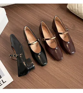 Detail von Lackleder-Mary-Janes mit eckiger Zehenpartie, Goldschnalle und Blockabsatz