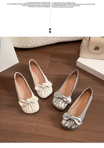 Gros plan de ballerines à bout carré avec grands nœuds en cuir blanc crème et argenté