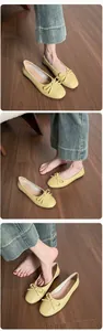 Primer plano de bailarinas amarillas con textura, lazo y pantalones vaqueros azules