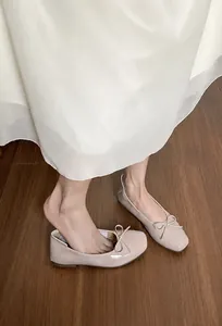 Draufsicht auf Ballerinas mit eckiger Zehenpartie und Schleife in Nude-Rosa Lack