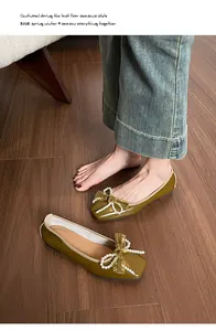 Dettaglio ballerina verde oliva con punta quadrata e decorazione a fiocco con perle
