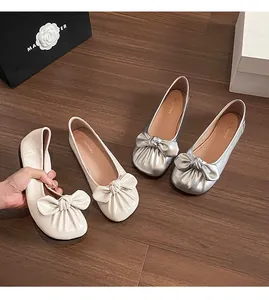 Vue détaillée de dessus des ballerines avec nœuds en beige et argent métallisé