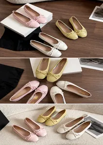 Vista detallada de bailarinas con lazos en rosa, amarillo y beige de cuero suave
