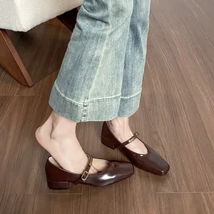 Dunkelbraune Mary Jane Schuhe aus Lackleder mit quadratischer Zehe und Blockabsatz für Damen