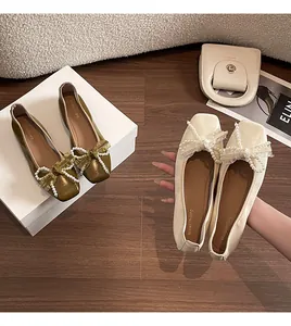 Dettaglio ballerine a punta quadrata con fiocchi di perle in verde oliva e beige