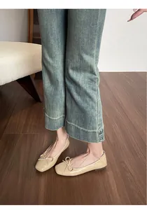Beige Ballerinas mit eckiger Zehenpartie und Schleife, kombiniert mit Jeanshosen