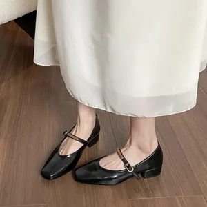 Elegante schwarze Mary Jane Schuhe mit eckiger Zehenpartie, Blockabsatz und Goldschnalle