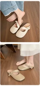Dettaglio di sabot piatti beige con elegante fiocco annodato e design a punta quadra