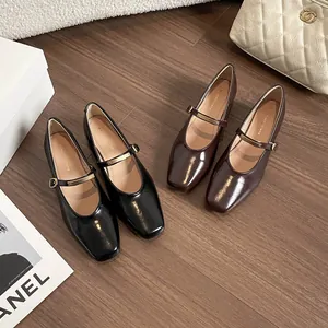 Klassische Mary Jane Halbschuhe in Schwarz und Braun aus Lackleder mit eckiger Zehenpartie