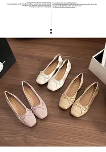 Draufsicht auf Ballerinas mit quadratischer Zehenpartie in Beige und Rosa mit Schleife