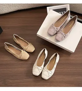 Draufsicht auf Ballerinas mit eckiger Zehenpartie und Schleifen in Rosa, Apricot und Beige